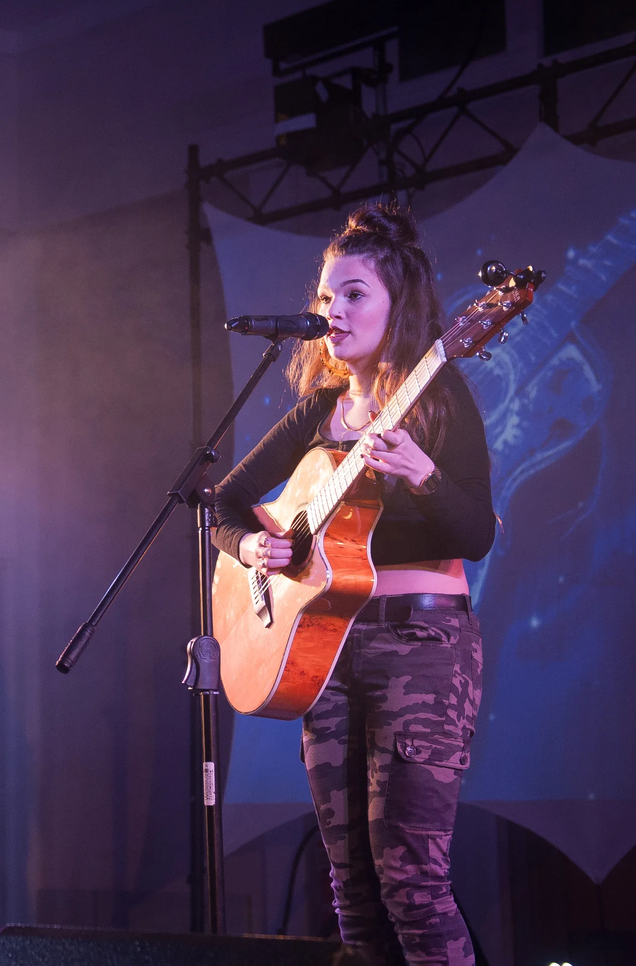 Lola Young на выступлении в 2016 году