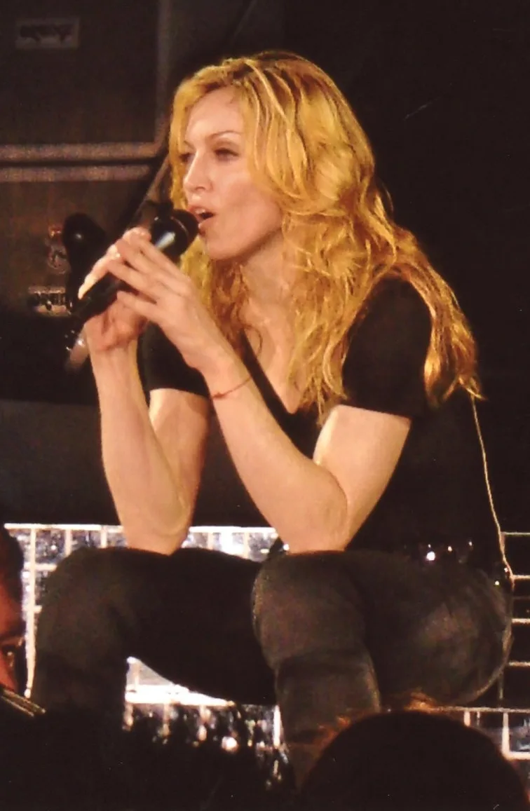 Madonna на концерте в Wembley Arena, 2006