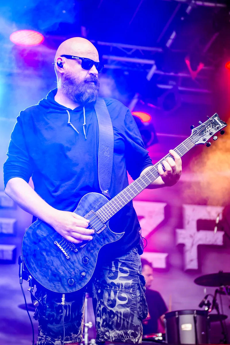 Maerzfeld на фестивале Castle Rock, 2017: музыкант с гитарой на сцене