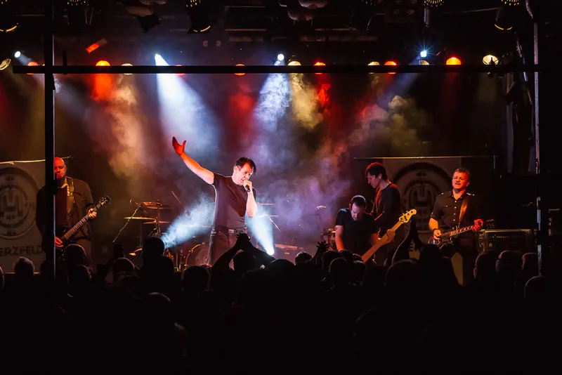 Maerzfeld на сцене в Нюрнберге, 2013: группа во время концерта