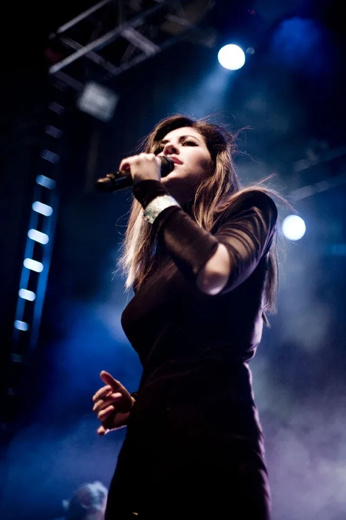 Marina and the Diamonds на сцене в Эдинбурге, 2010 год