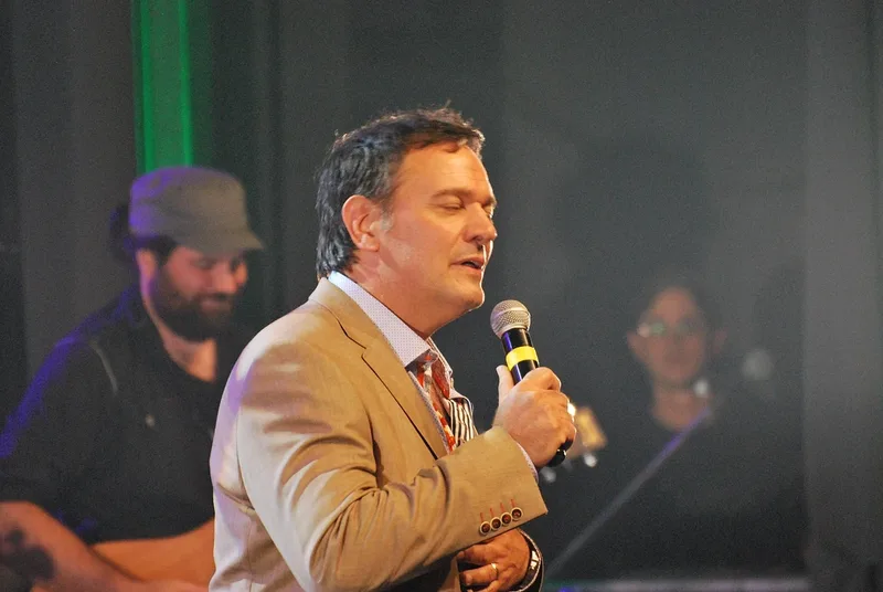 Марио Пельша поёт на сцене, концертное фото (2014), крупный план