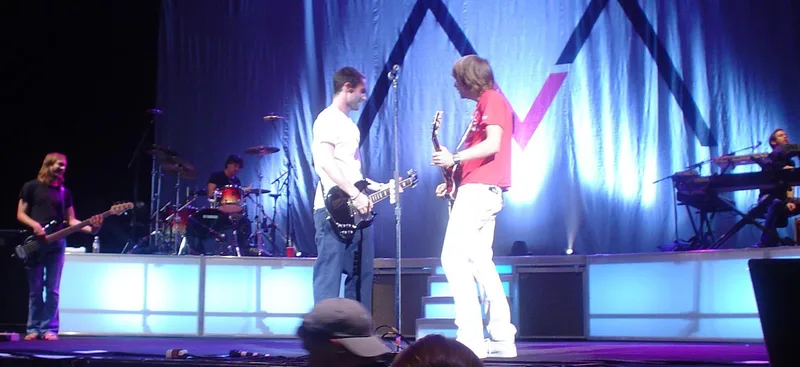 Maroon 5 на концерте, 2004 год