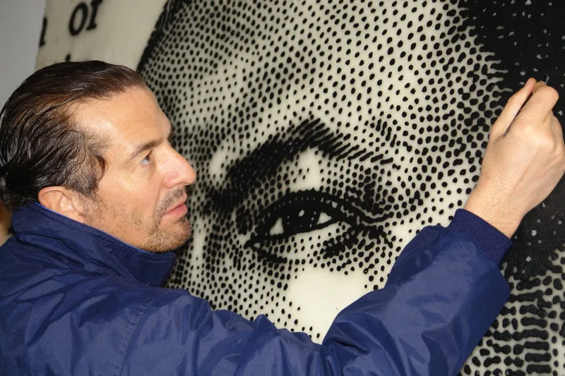 Хосе Мария Кано, участник Mecano, за работой в мастерской, 2010 год