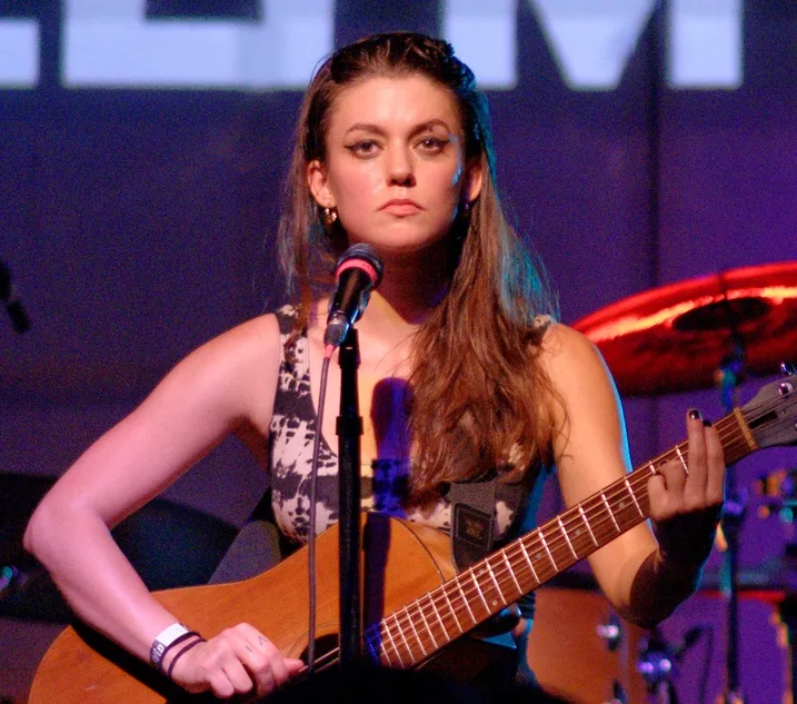 Meg Myers на выступлении, 2014