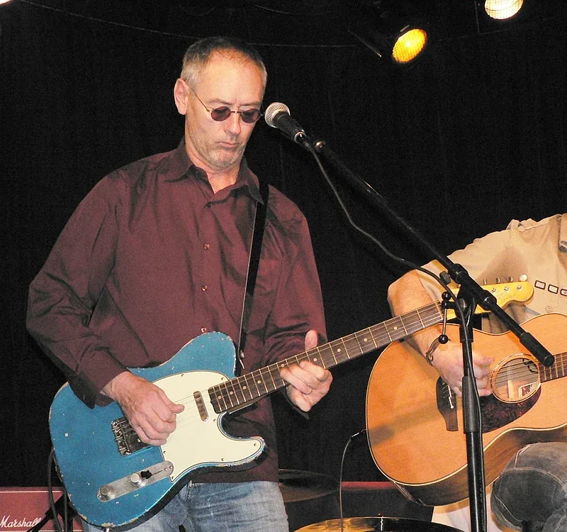 Michael Jones на сцене с электрогитарой, концертное фото