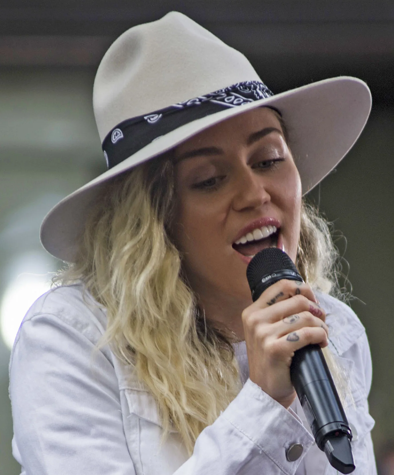 Майли Сайрус выступает на Today Show, 2017