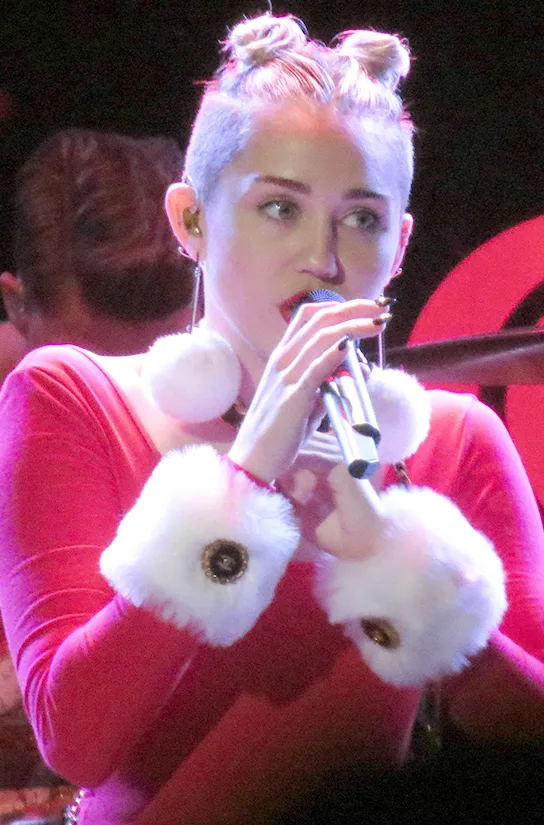 Майли Сайрус на концерте Jingle Ball 2013