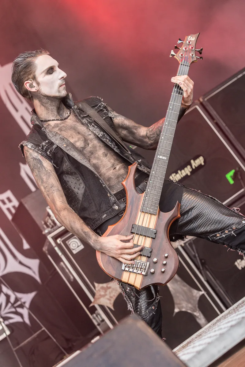 Nachtblut на Metal Frenzy 2019, крупный план вокалиста на сцене (вертикальный кадр)