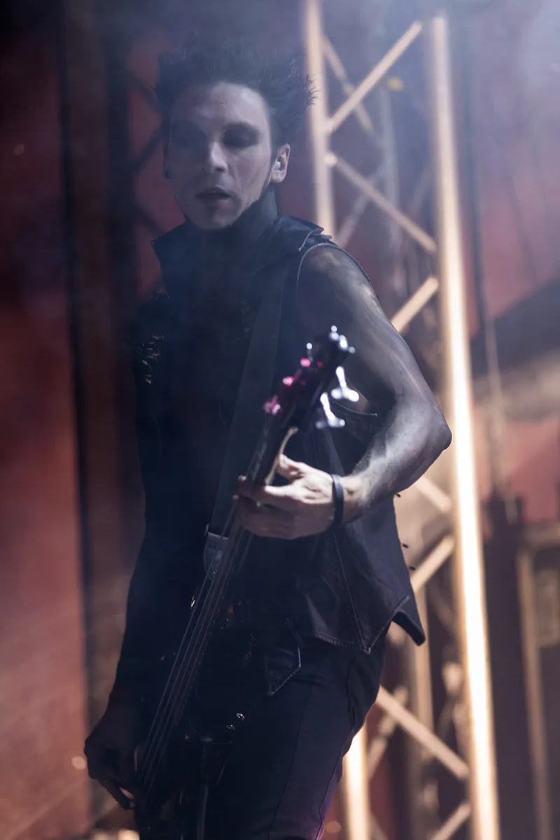 Nachtblut на сцене Wave-Gotik-Treffen 2017, концертное фото (вертикальный кадр)