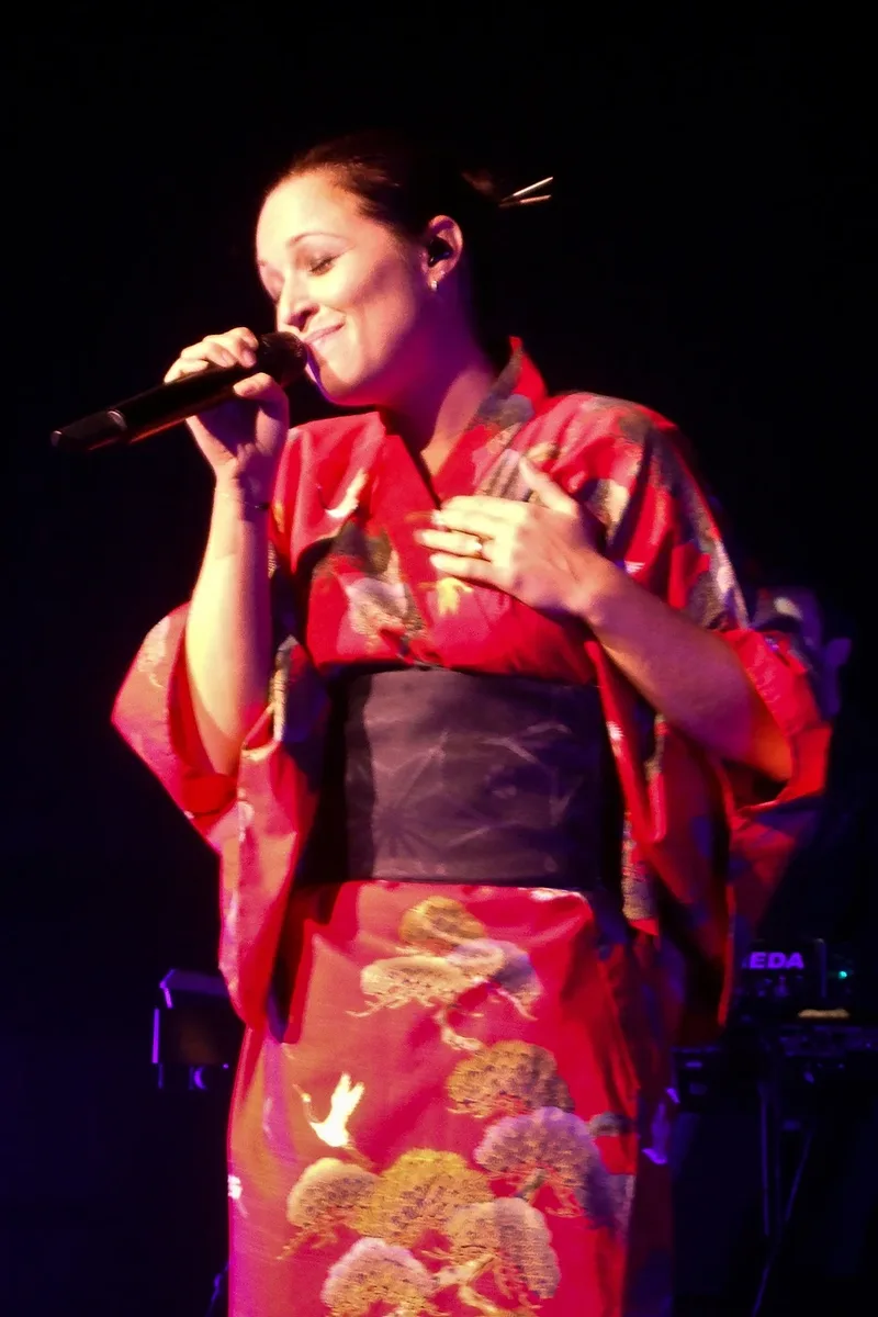 Наташа Сен-Пьер на сцене во время выступления во Франции, 2006