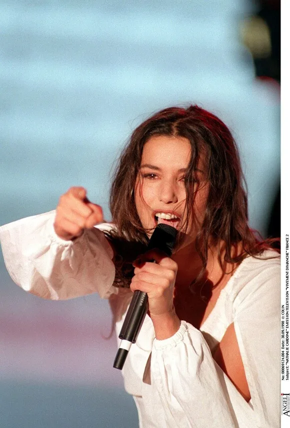 Натали Кардон на сцене с микрофоном — телешоу Vivement Dimanche