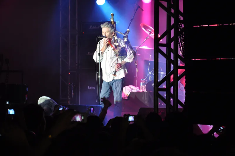 Дэн Маккаферти на сцене с волынкой, концертный момент (2012)