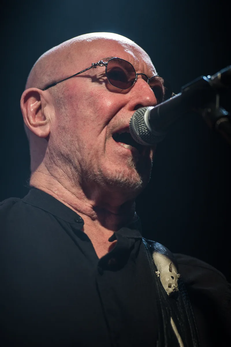 Пит Эгнью на концерте Nazareth, крупный план у микрофона (2016)