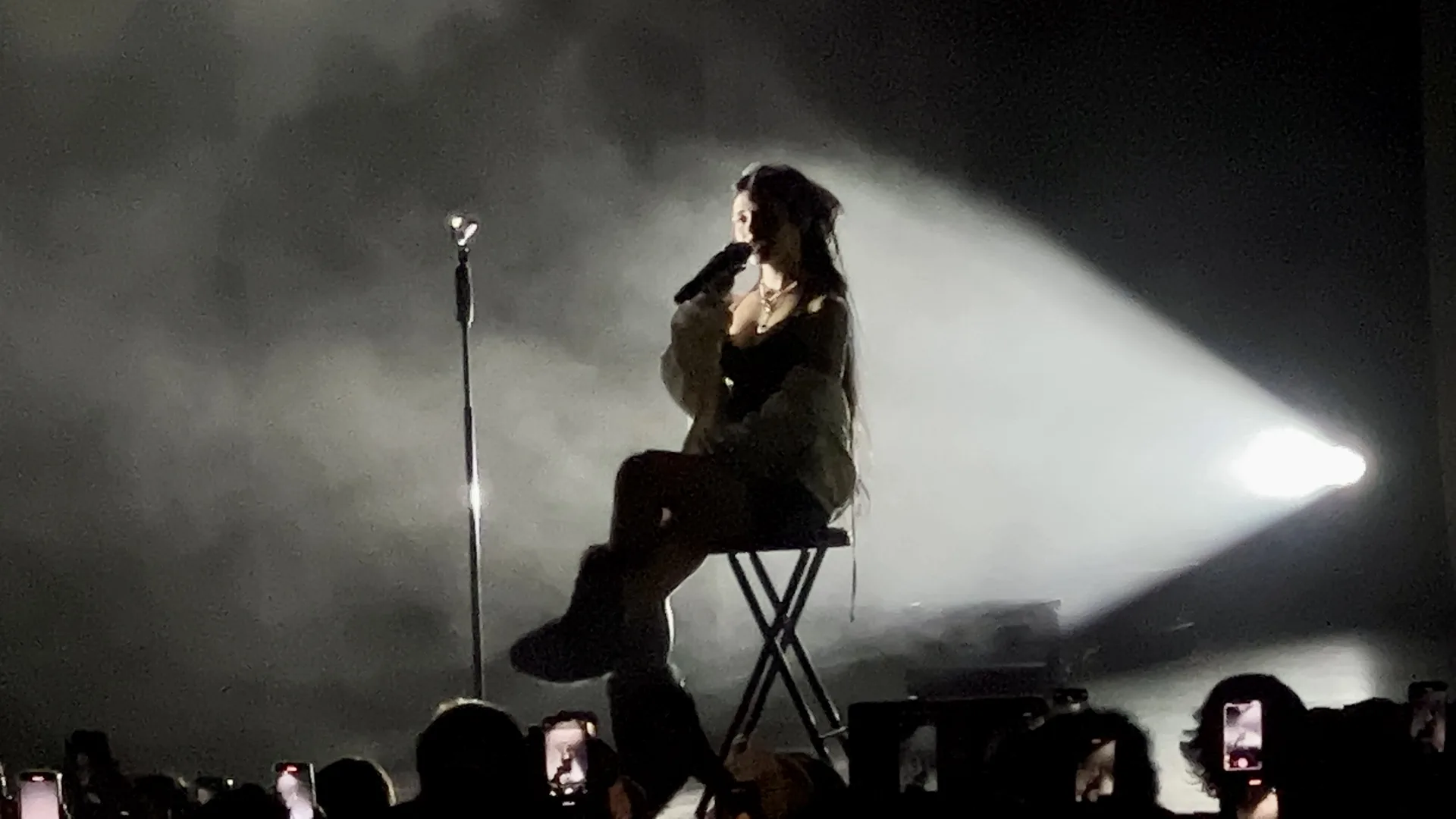 Nessa Barrett на сцене в 2023 году, концертное выступление