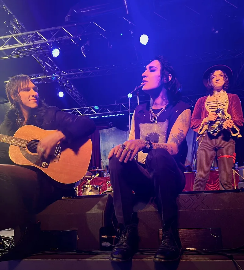 Palaye Royale на акустическом выступлении в Милане, 2023