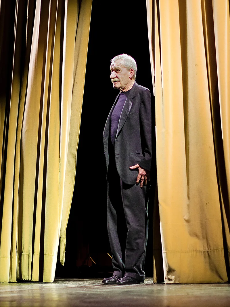 Паоло Конте: портрет на сцене, крупный план