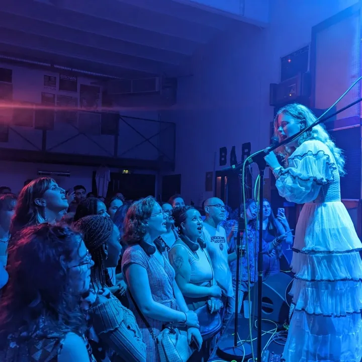 Paris Paloma выступает с гитарой, 2023