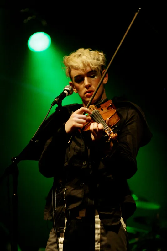 Патрик Вулф с скрипкой на концерте в Highline Ballroom, 2009