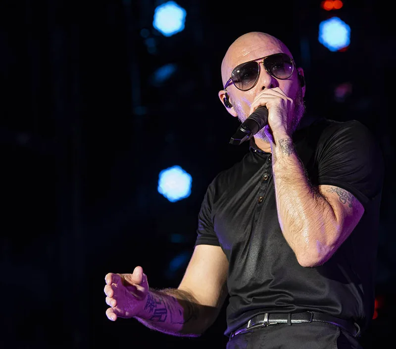Pitbull выступает на сцене, 2019