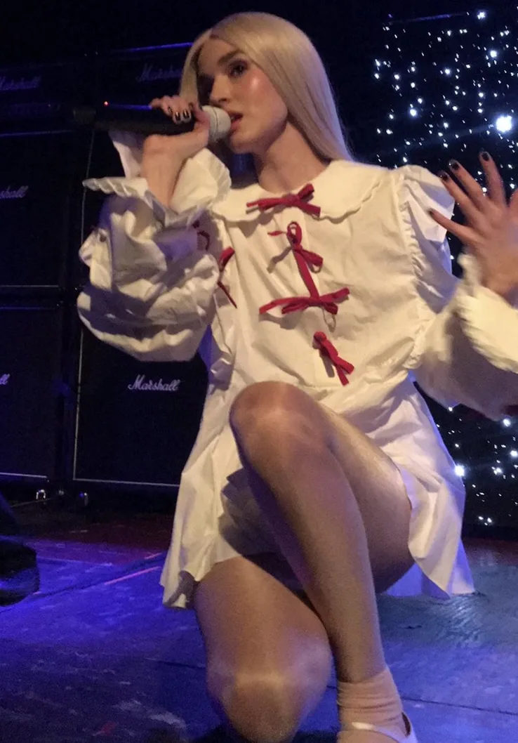 Poppy на сцене во время тура Am I A Girl?