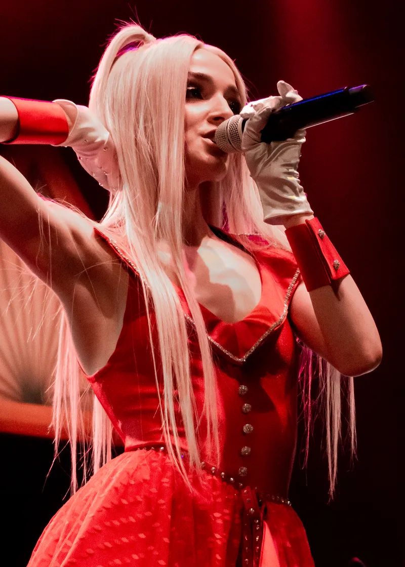 Poppy выступает в красном сценическом костюме