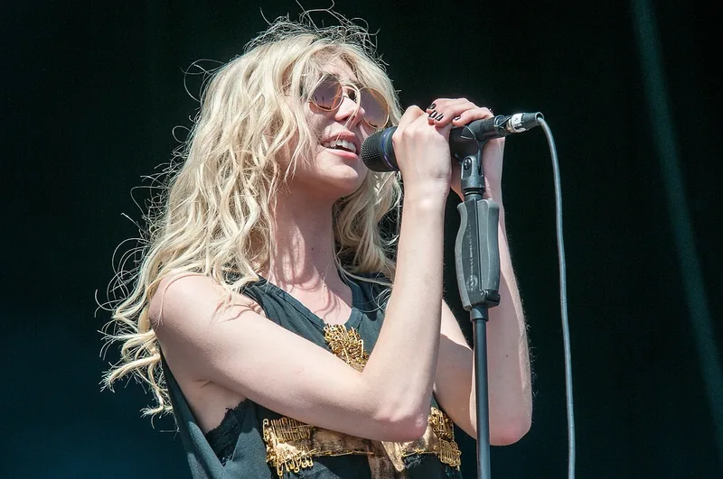 Тейлор Момсен на фестивальной сцене, The Pretty Reckless, 2014