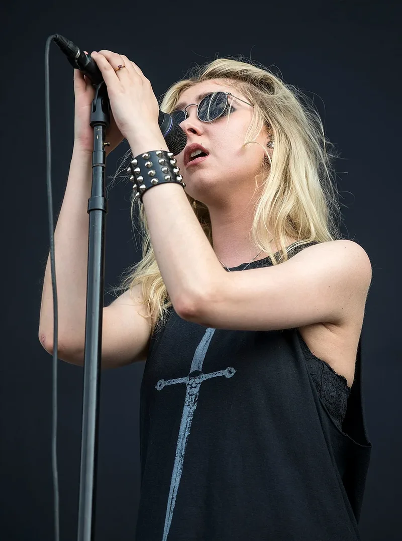 Тейлор Момсен на сцене в составе The Pretty Reckless, 2017