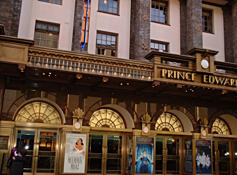 Постер Mamma Mia! у театра Prince Edward Theatre (Лондон, 2004)