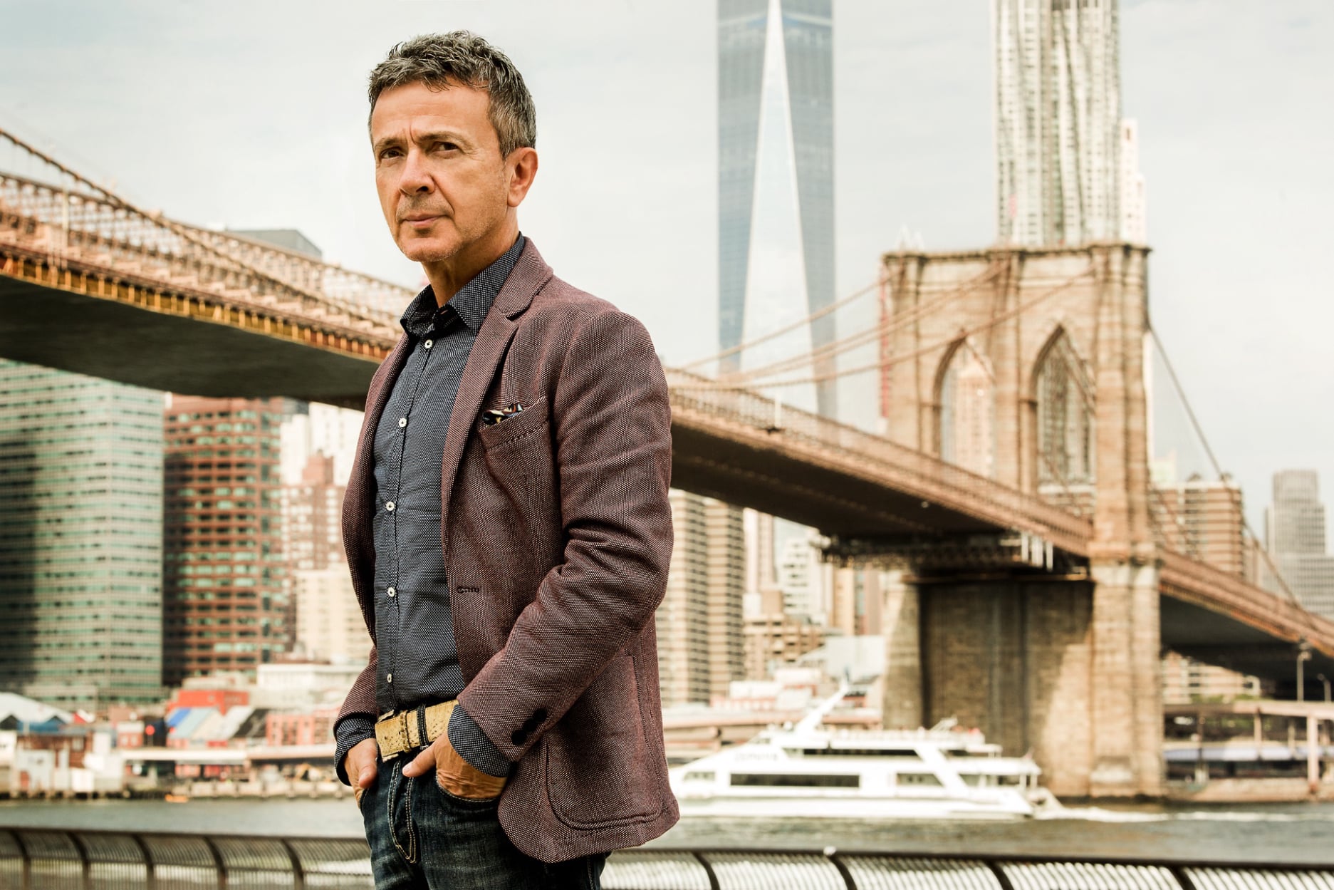 Pupo (Энцо Гинацци) на фоне городского пейзажа