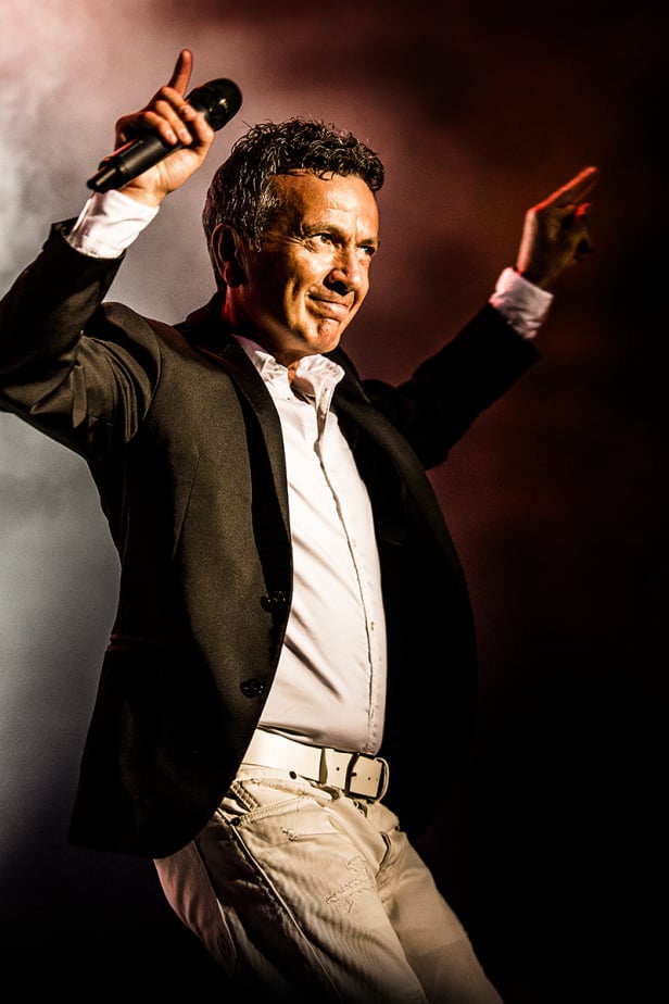 Pupo на концерте с микрофоном