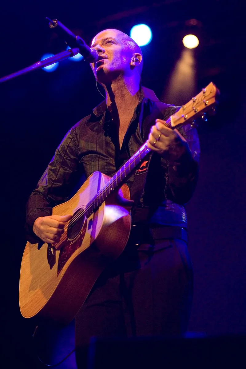 Raf на сцене с акустической гитарой, концертное фото