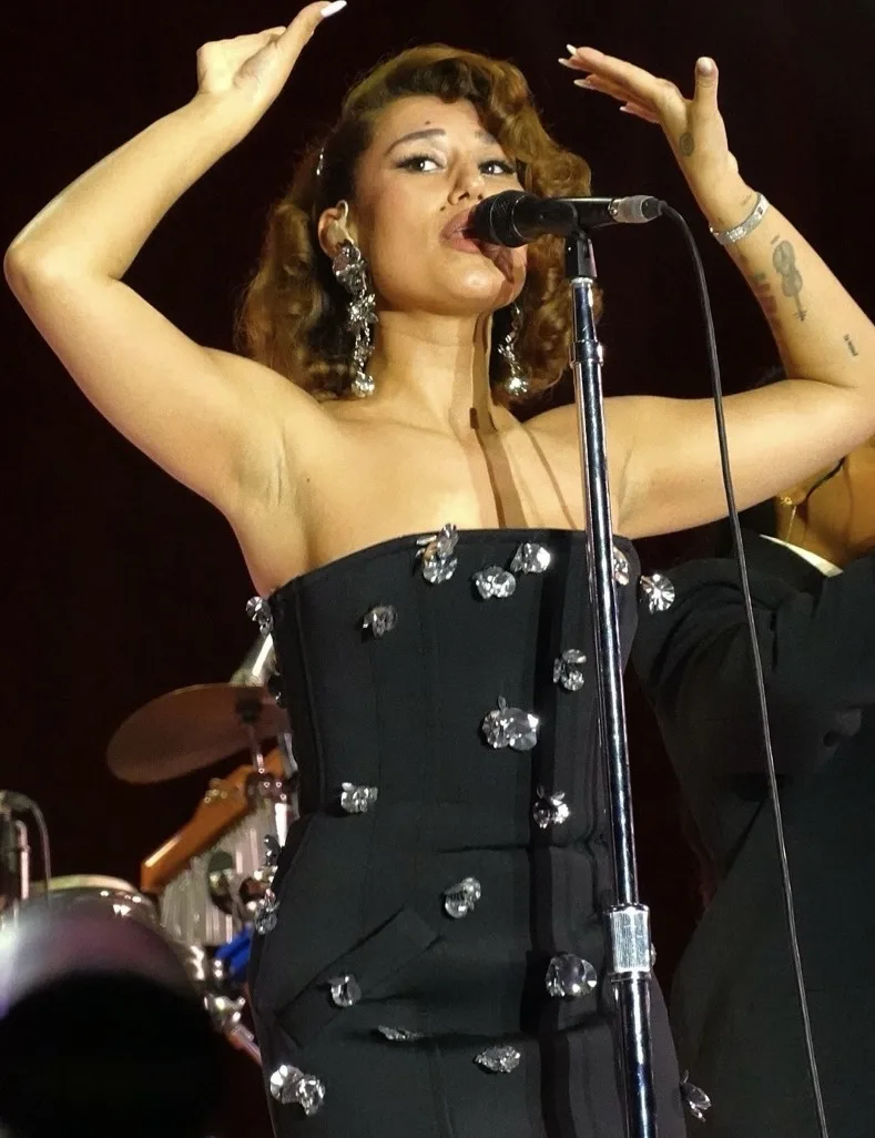 RAYE выступает на фестивале MS Dockville в Гамбурге, 2025