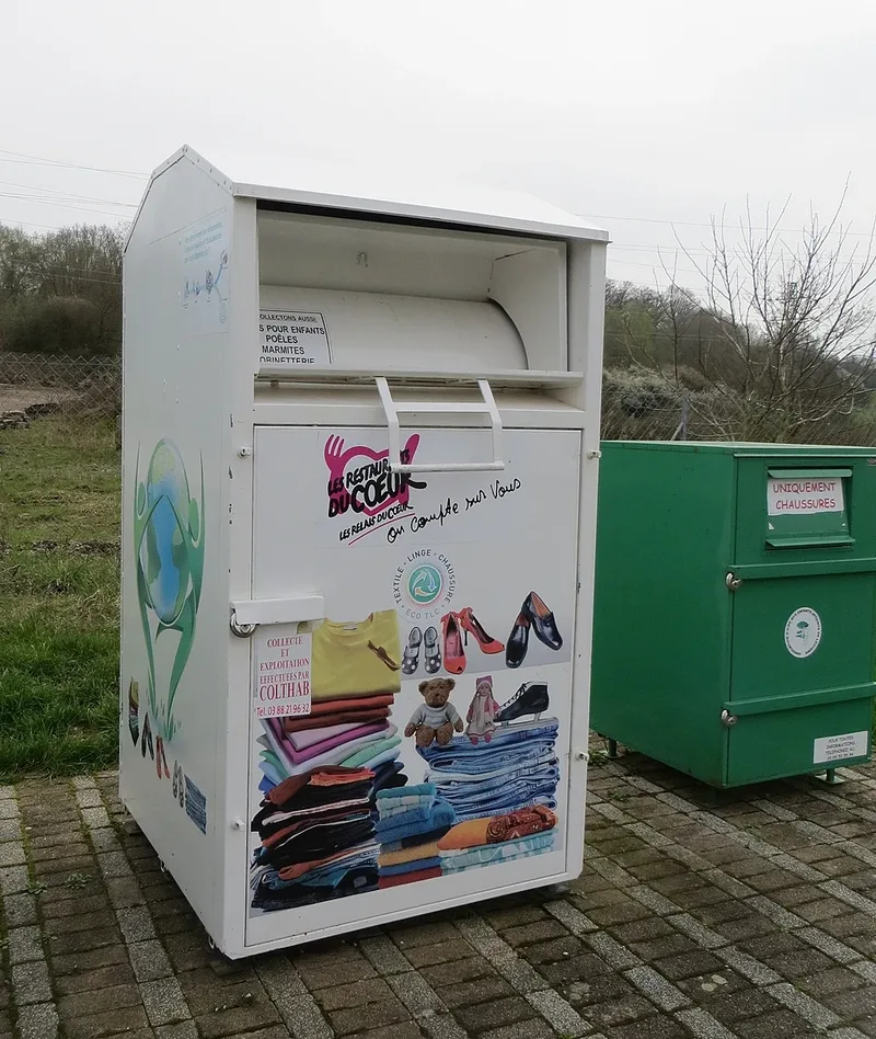Контейнер для сбора вещей Les Restos du Cœur, Франция