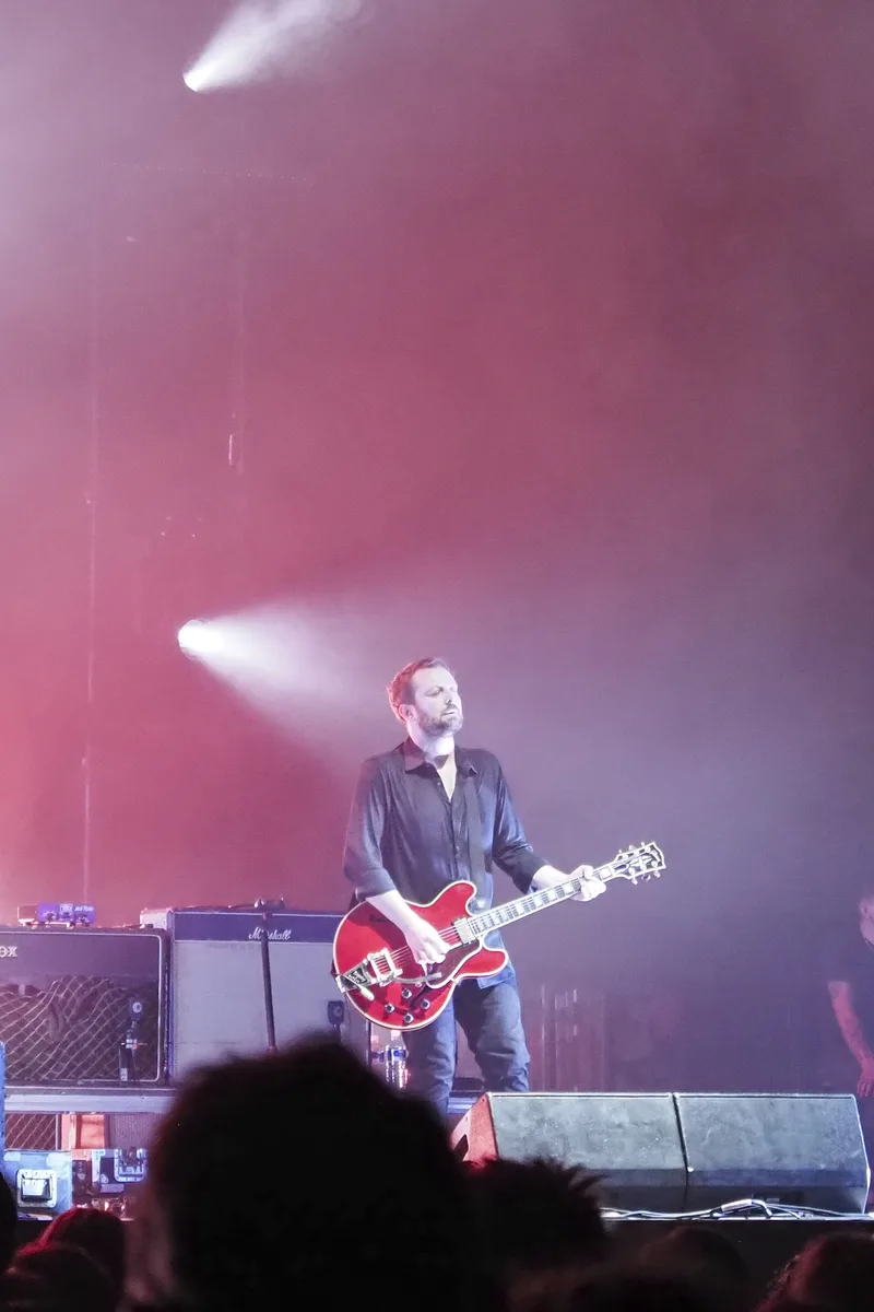 Richard Oakes на концерте Suede