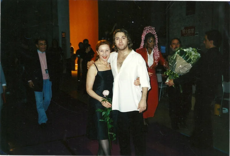 Роберто Алания после выступления на гастролях в Японии, фото с Элизабет Купер