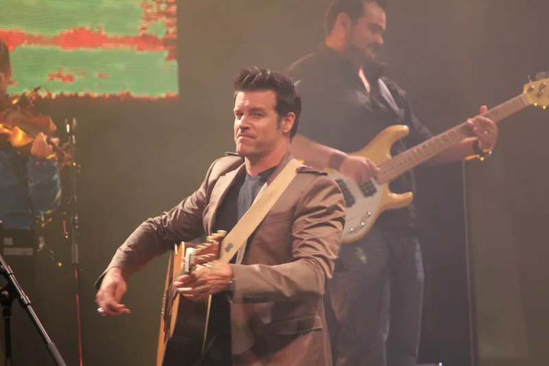 Рош Вуазен с гитарой на сцене, Festival Interceltique de Lorient, 2012