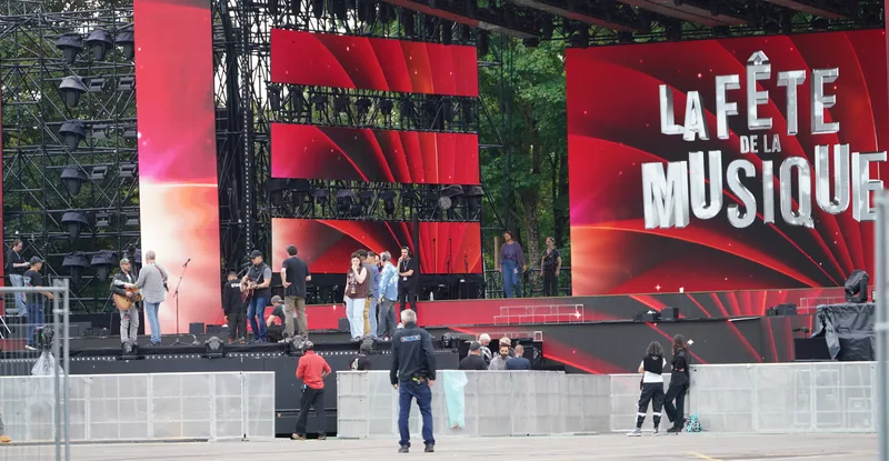 Сцена большого концерта в Реймсе, Fête de la musique 2024: выступление с участием Роша Вуазена