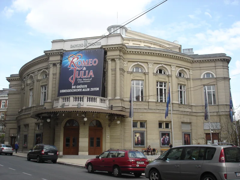 Фасад театра с афишей Roméo & Julia