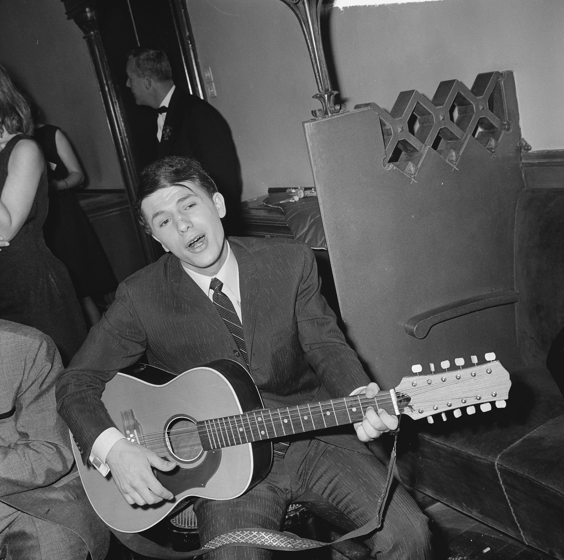 Сальваторе Адамо с гитарой на Grand Gala du Disque, 1964