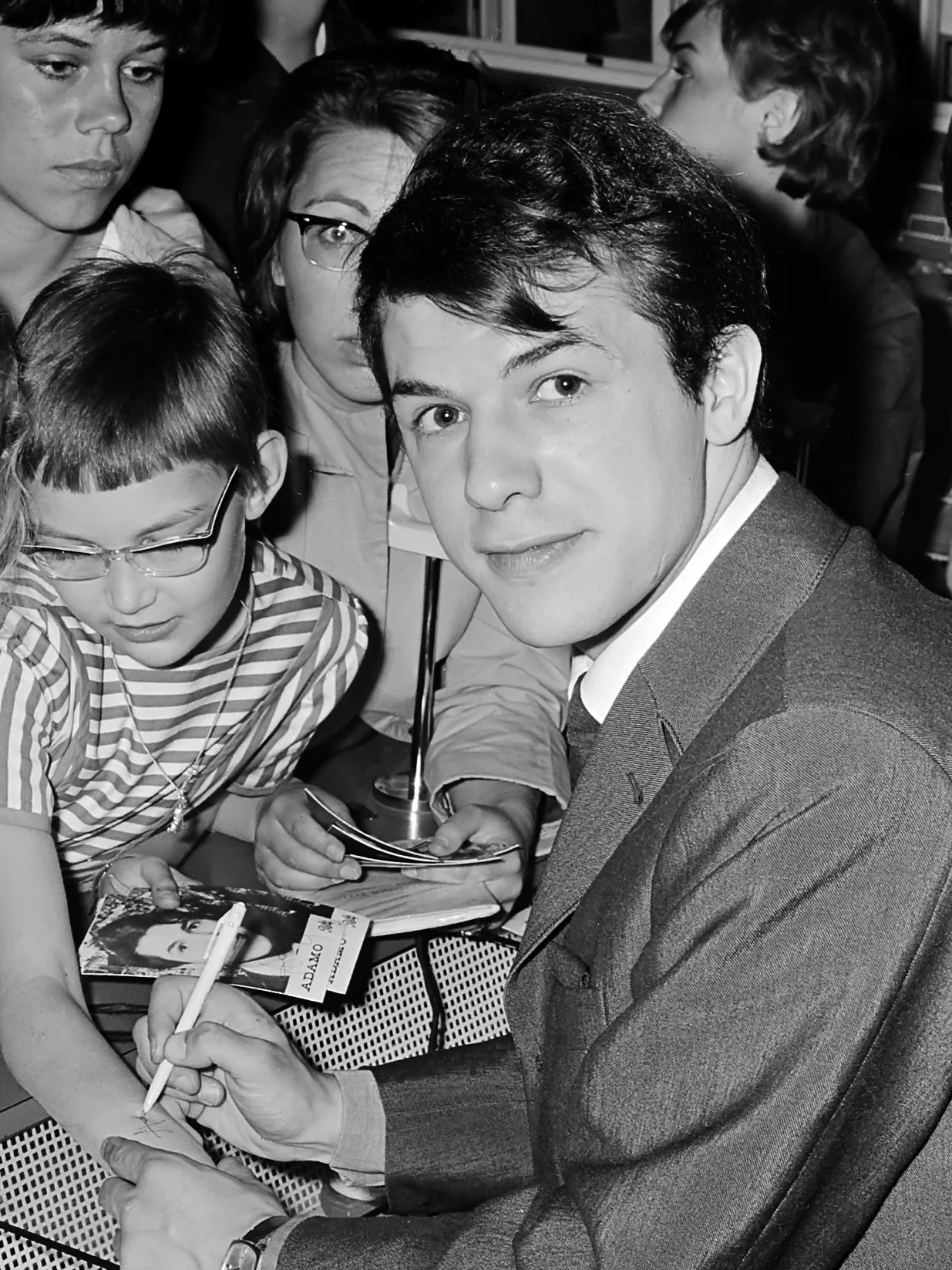 Сальваторе Адамо раздаёт автографы в Роттердаме, 1964