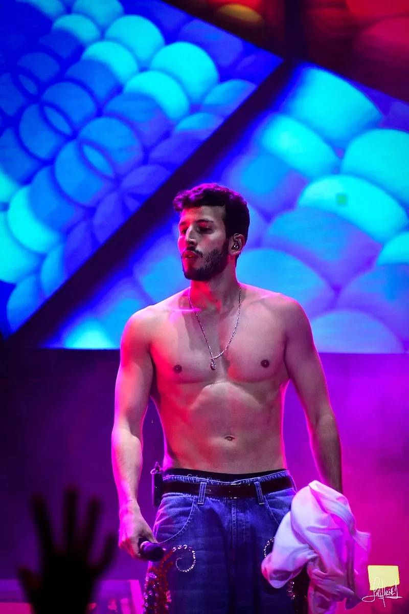 Себастьян Ятра на сцене, концертное фото (2022)