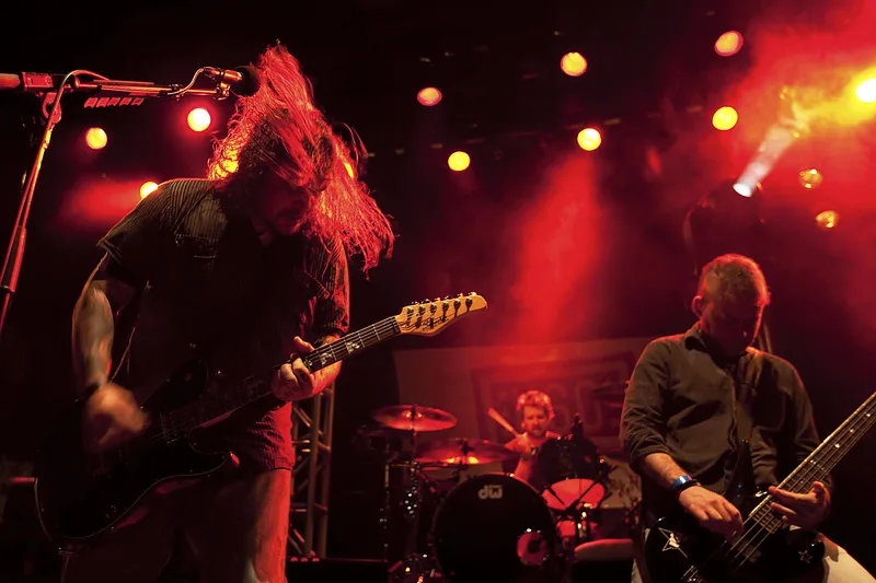 Seether выступают на сцене, концертное фото