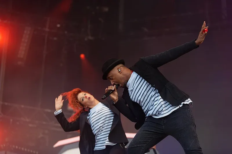 Soprano на сцене фестиваля Vieilles Charrues, динамичный концертный кадр, 2015