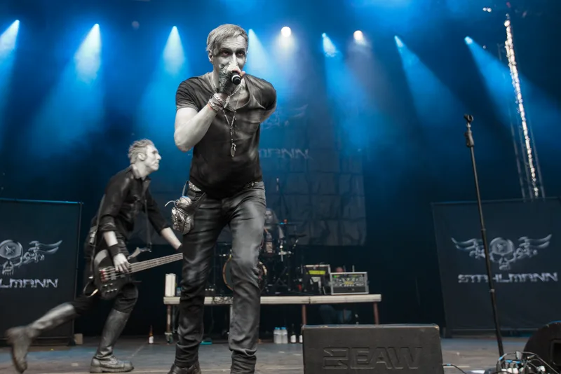 Stahlmann на фестивале Hexentanz, 2015: фронтмен у микрофона, сцена в синем свете