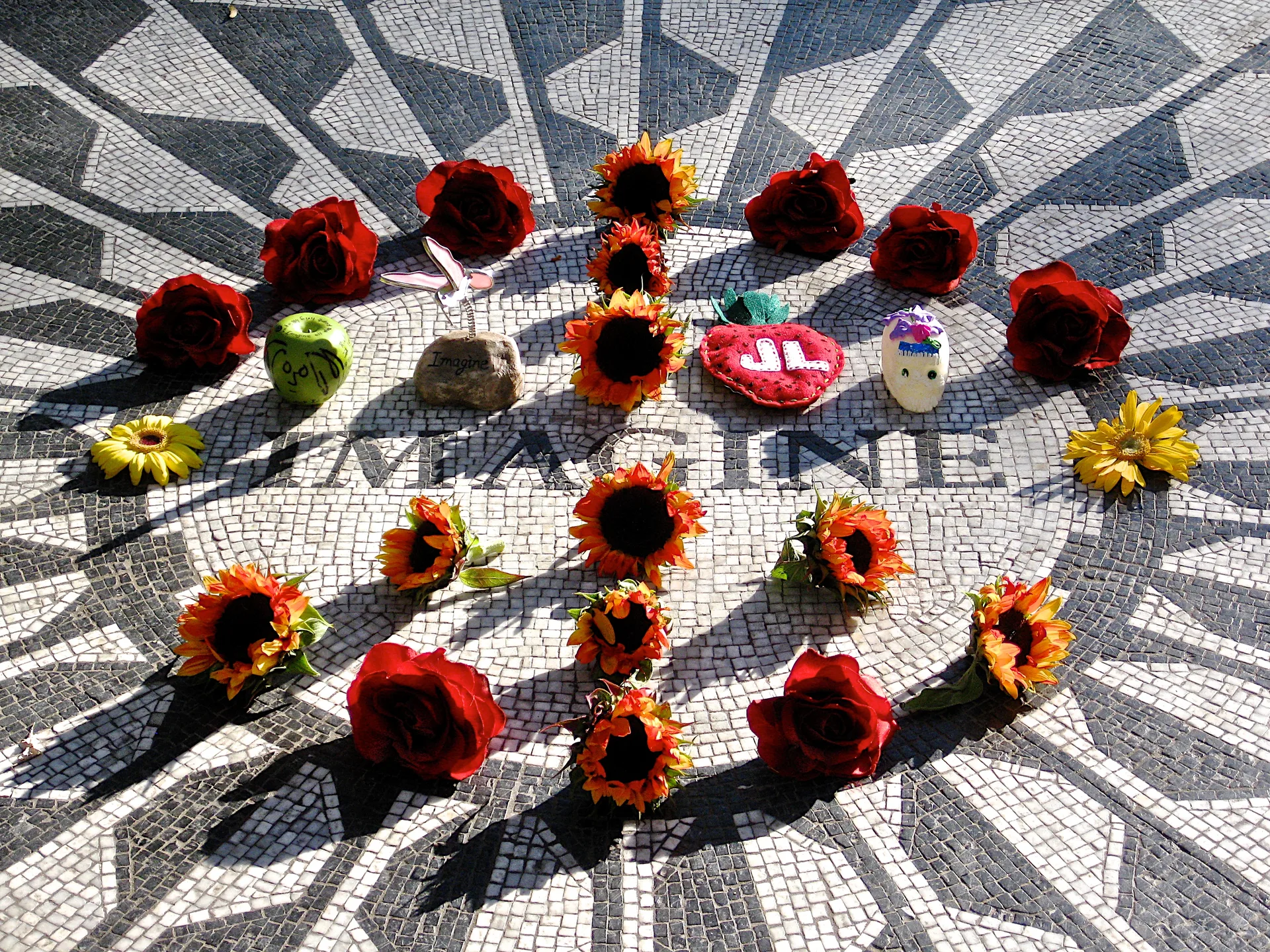 Мозаика Imagine в мемориале Strawberry Fields, Центральный парк, Нью-Йорк