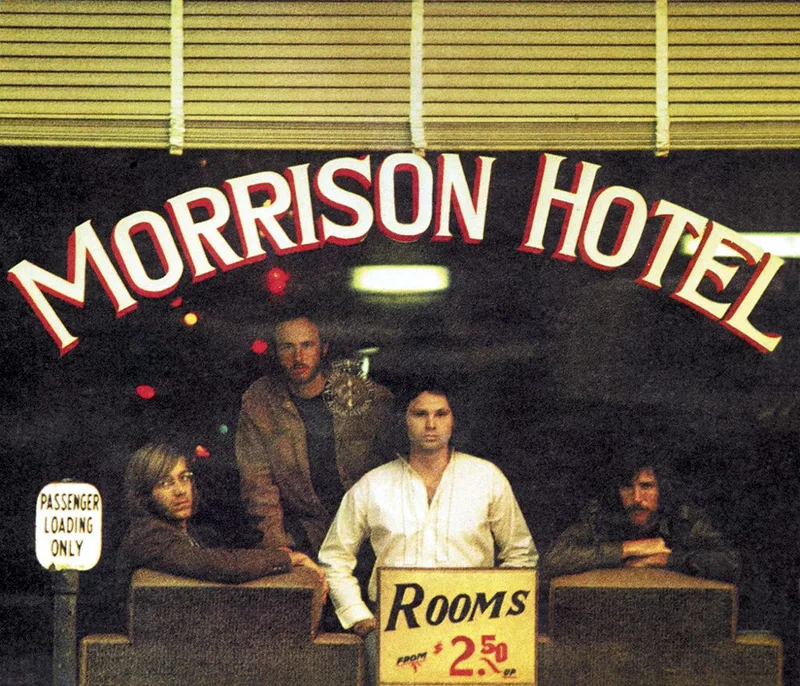Обложка альбома Morrison Hotel (1970), The Doors за стеклом гостиницы