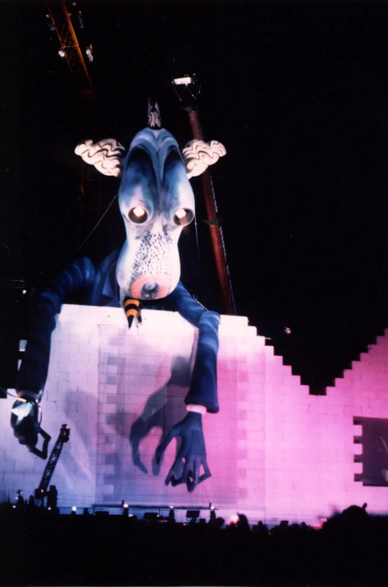 Постановка The Wall в Берлине, 1990: кукла Школьного учителя