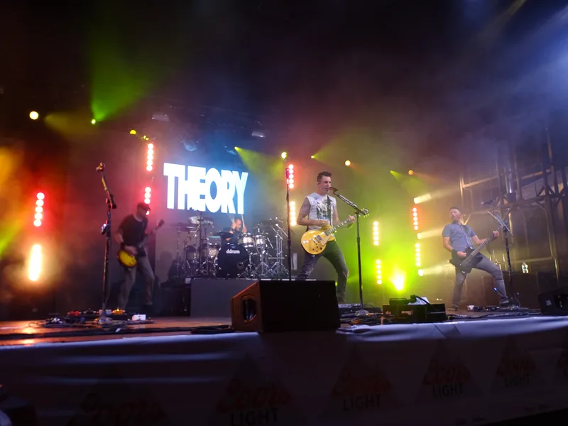 Theory of a Deadman на сцене в 2018 году