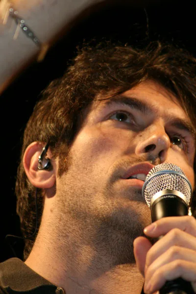 Томас Де Гаспери на сцене с микрофоном, 2007